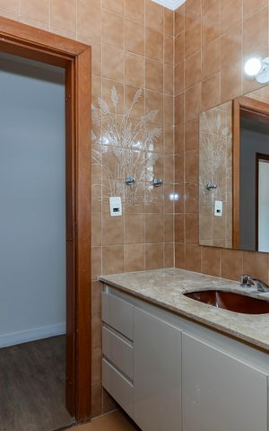 Casa à venda com 252m², 4 quartos e 2 vagas Casa à venda com 252m², 4 quartos e 2 vagasBanheiro