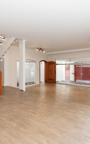 Casa à venda com 252m², 4 quartos e 2 vagas Casa à venda com 252m², 4 quartos e 2 vagasSala