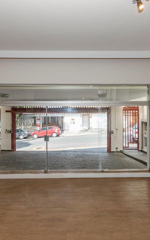 Casa à venda com 252m², 4 quartos e 2 vagas Casa à venda com 252m², 4 quartos e 2 vagasSala