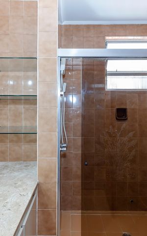 Casa à venda com 252m², 4 quartos e 2 vagas Casa à venda com 252m², 4 quartos e 2 vagasBanheiro