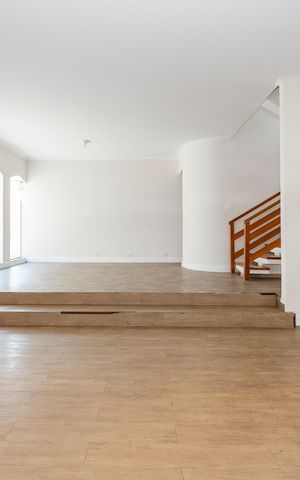 Casa à venda com 252m², 4 quartos e 2 vagas Casa à venda com 252m², 4 quartos e 2 vagasSala