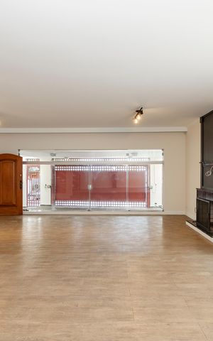 Casa à venda com 252m², 4 quartos e 2 vagas Casa à venda com 252m², 4 quartos e 2 vagasSala