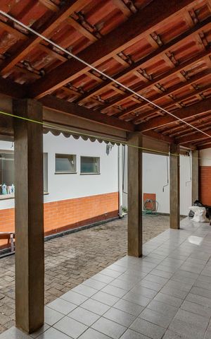 Casa à venda com 252m², 4 quartos e 2 vagas Casa à venda com 252m², 4 quartos e 2 vagasQuintal