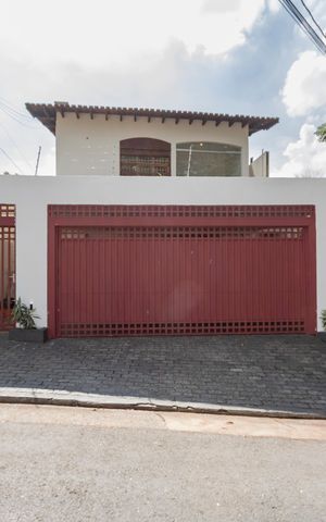 Casa à venda com 252m², 4 quartos e 2 vagas Casa à venda com 252m², 4 quartos e 2 vagasFachada