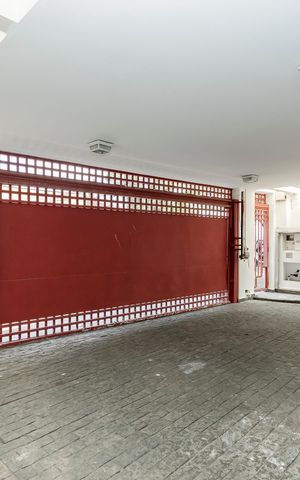 Casa à venda com 252m², 4 quartos e 2 vagas Casa à venda com 252m², 4 quartos e 2 vagasGaragem