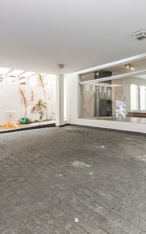 Casa à venda com 252m², 4 quartos e 2 vagas Casa à venda com 252m², 4 quartos e 2 vagasGaragem