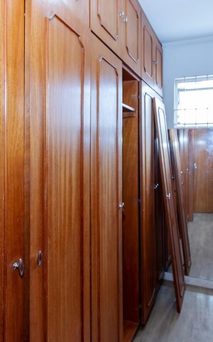 Casa à venda com 252m², 4 quartos e 2 vagas Casa à venda com 252m², 4 quartos e 2 vagasCloset da Suíte