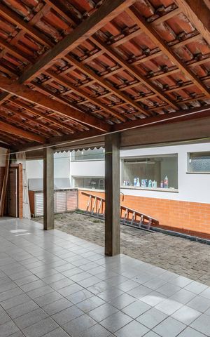 Casa à venda com 252m², 4 quartos e 2 vagas Casa à venda com 252m², 4 quartos e 2 vagasQuintal