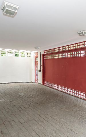 Casa à venda com 252m², 4 quartos e 2 vagas Casa à venda com 252m², 4 quartos e 2 vagasGaragem
