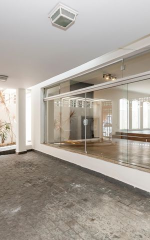 Casa à venda com 252m², 4 quartos e 2 vagas Casa à venda com 252m², 4 quartos e 2 vagasGaragem