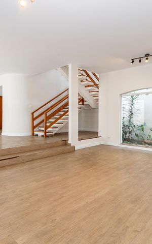 Casa à venda com 252m², 4 quartos e 2 vagas Casa à venda com 252m², 4 quartos e 2 vagasSala