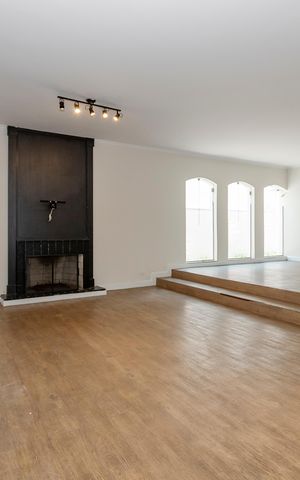 Casa à venda com 252m², 4 quartos e 2 vagas Casa à venda com 252m², 4 quartos e 2 vagasSala