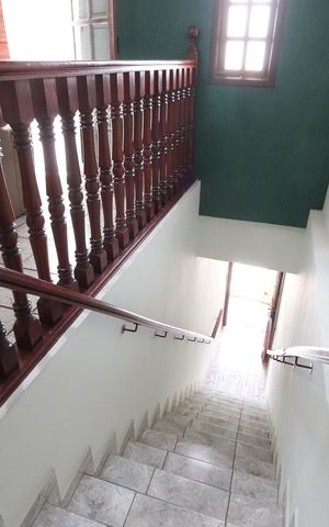 Casa para alugar com 180m², 3 quartos e 8 vagasEscada de acesso