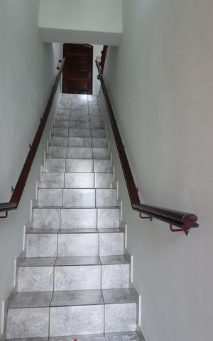 Casa para alugar com 180m², 3 quartos e 8 vagasEscada de acesso