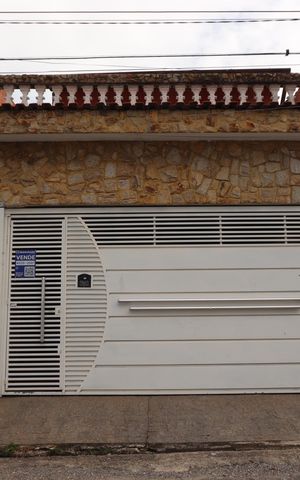 Casa para alugar com 180m², 3 quartos e 8 vagasFachada e Placa