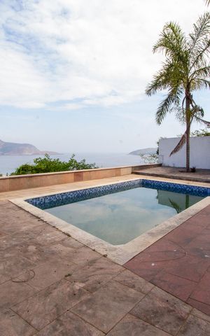 Casa à venda com 500m², 6 quartos e 4 vagas Casa à venda com 500m², 6 quartos e 4 vagasPiscina