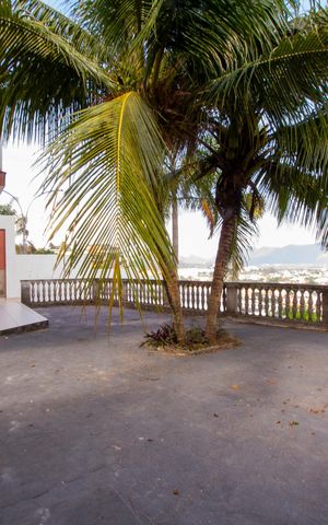 Casa à venda com 500m², 6 quartos e 4 vagas Casa à venda com 500m², 6 quartos e 4 vagasQuintal