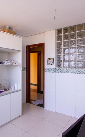 Casa à venda com 500m², 6 quartos e 4 vagas Casa à venda com 500m², 6 quartos e 4 vagasCozinha 1