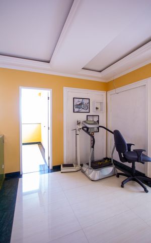 Casa à venda com 500m², 6 quartos e 4 vagas Casa à venda com 500m², 6 quartos e 4 vagasCorredor