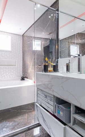 Casa à venda com 300m², 4 quartos e 8 vagas Casa à venda com 300m², 4 quartos e 8 vagasBanheiro da suíte