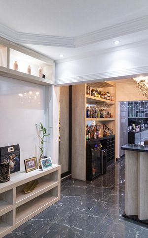 Casa à venda com 300m², 4 quartos e 8 vagas Casa à venda com 300m², 4 quartos e 8 vagasSala