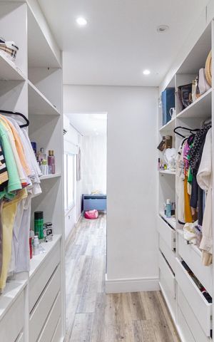 Casa à venda com 300m², 4 quartos e 8 vagas Casa à venda com 300m², 4 quartos e 8 vagasCloset