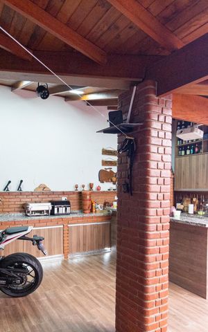 Casa à venda com 300m², 4 quartos e 8 vagas Casa à venda com 300m², 4 quartos e 8 vagasQuintal