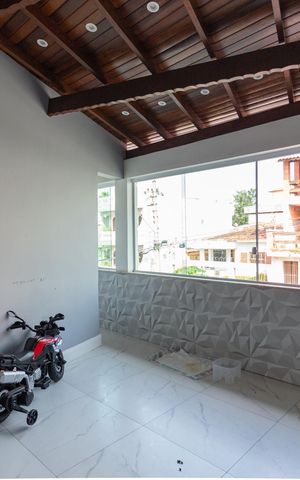 Casa à venda com 300m², 4 quartos e 8 vagas Casa à venda com 300m², 4 quartos e 8 vagasSacada