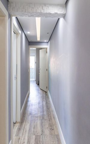 Casa à venda com 300m², 4 quartos e 8 vagas Casa à venda com 300m², 4 quartos e 8 vagasCorredor