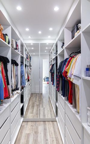 Casa à venda com 300m², 4 quartos e 8 vagas Casa à venda com 300m², 4 quartos e 8 vagasCloset