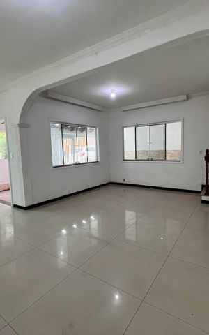 Casa de condomínio à venda com 254m², 4 quartos e 3 vagas Casa de condomínio à venda com 254m², 4 quartos e 3 vagasSala