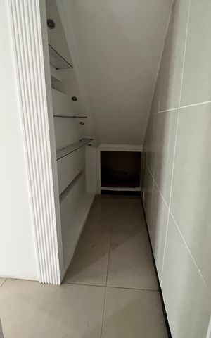 Casa de condomínio à venda com 254m², 4 quartos e 3 vagas Casa de condomínio à venda com 254m², 4 quartos e 3 vagasCirculação