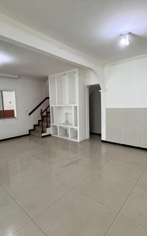 Casa de condomínio à venda com 254m², 4 quartos e 3 vagas Casa de condomínio à venda com 254m², 4 quartos e 3 vagasSala