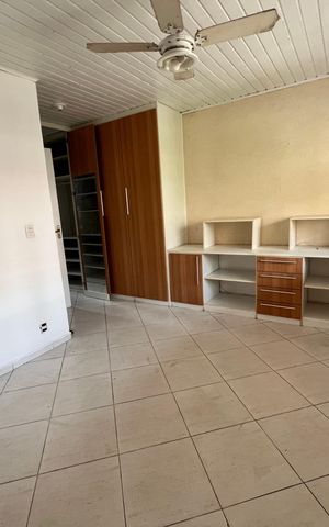Casa de condomínio à venda com 254m², 4 quartos e 3 vagas Casa de condomínio à venda com 254m², 4 quartos e 3 vagasSuíte