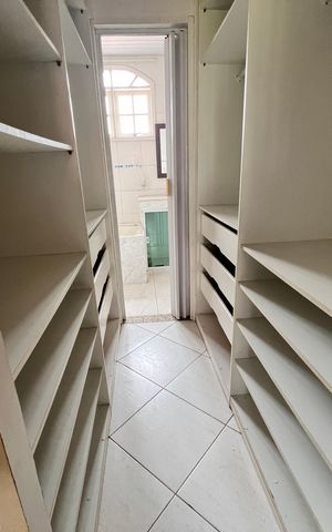 Casa de condomínio à venda com 254m², 4 quartos e 3 vagas Casa de condomínio à venda com 254m², 4 quartos e 3 vagasCloset/Suíte