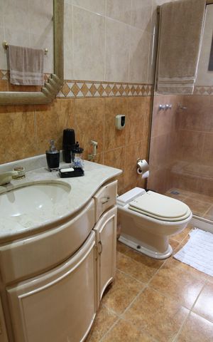 Casa de condomínio à venda com 428m², 4 quartos e 4 vagasBanheiro Social 1