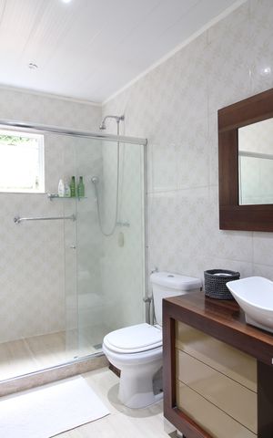 Casa de condomínio à venda com 428m², 4 quartos e 4 vagasQuarto 3 - Banheiro da Suíte