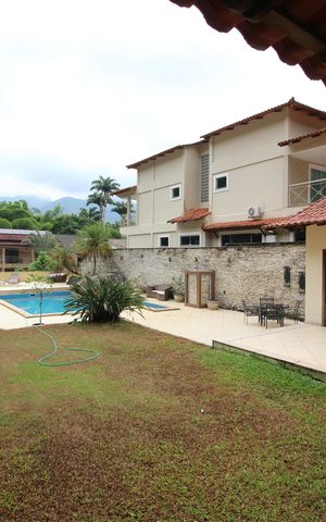 Casa de condomínio à venda com 428m², 4 quartos e 4 vagasFrente