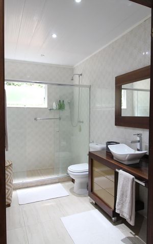Casa de condomínio à venda com 428m², 4 quartos e 4 vagasQuarto 3 - Banheiro da Suíte