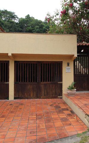 Casa de condomínio à venda com 428m², 4 quartos e 4 vagasFachada com placa Quinto Andar