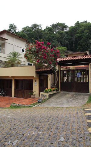 Casa de condomínio à venda com 428m², 4 quartos e 4 vagasFachada com placa Quinto Andar