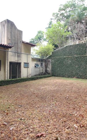 Casa de condomínio à venda com 428m², 4 quartos e 4 vagasFundos