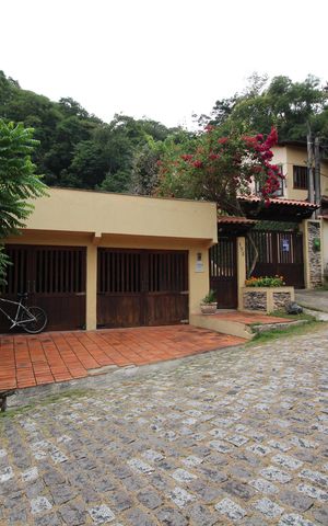 Casa de condomínio à venda com 428m², 4 quartos e 4 vagasFachada com placa Quinto Andar