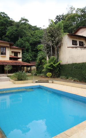 Casa de condomínio à venda com 428m², 4 quartos e 4 vagasPiscina