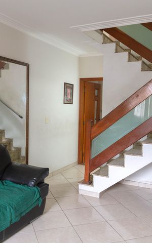 Casa à venda com 110m², 3 quartos e 2 vagas Casa à venda com 110m², 3 quartos e 2 vagasSala