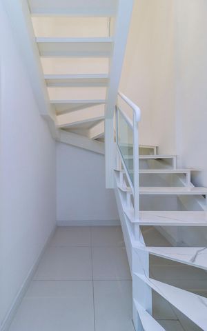 Apartamento à venda com 88m², 1 quarto e 2 vagas Apartamento à venda com 88m², 1 quarto e 2 vagasEscada