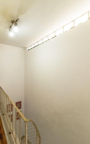 Casa à venda com 168m², 3 quartos e 2 vagas Casa à venda com 168m², 3 quartos e 2 vagasEscada