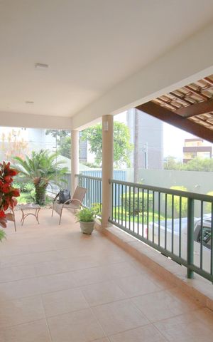 Casa à venda com 453m², 5 quartos e 4 vagasVaranda lateral