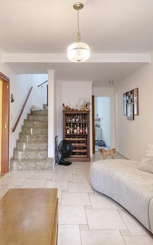 Casa à venda com 175m², 4 quartos e 2 vagas Casa à venda com 175m², 4 quartos e 2 vagasSala