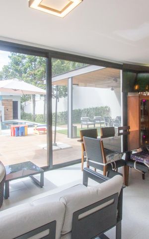 Casa à venda com 1200m², 8 quartos e 4 vagas Casa à venda com 1200m², 8 quartos e 4 vagasSala